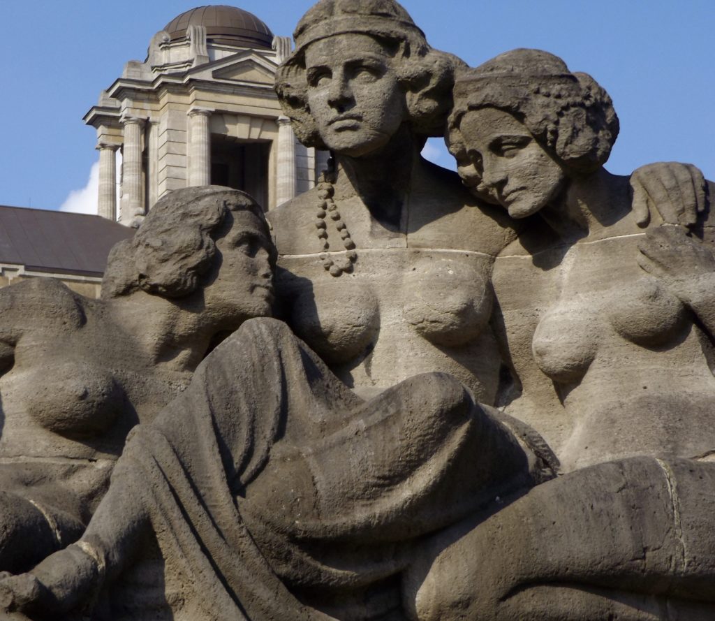 Reine Frauensache: Jeden Monat wieder Menstruationsprobleme - mit Homöopathie behandeln Statuen1 Statuen1